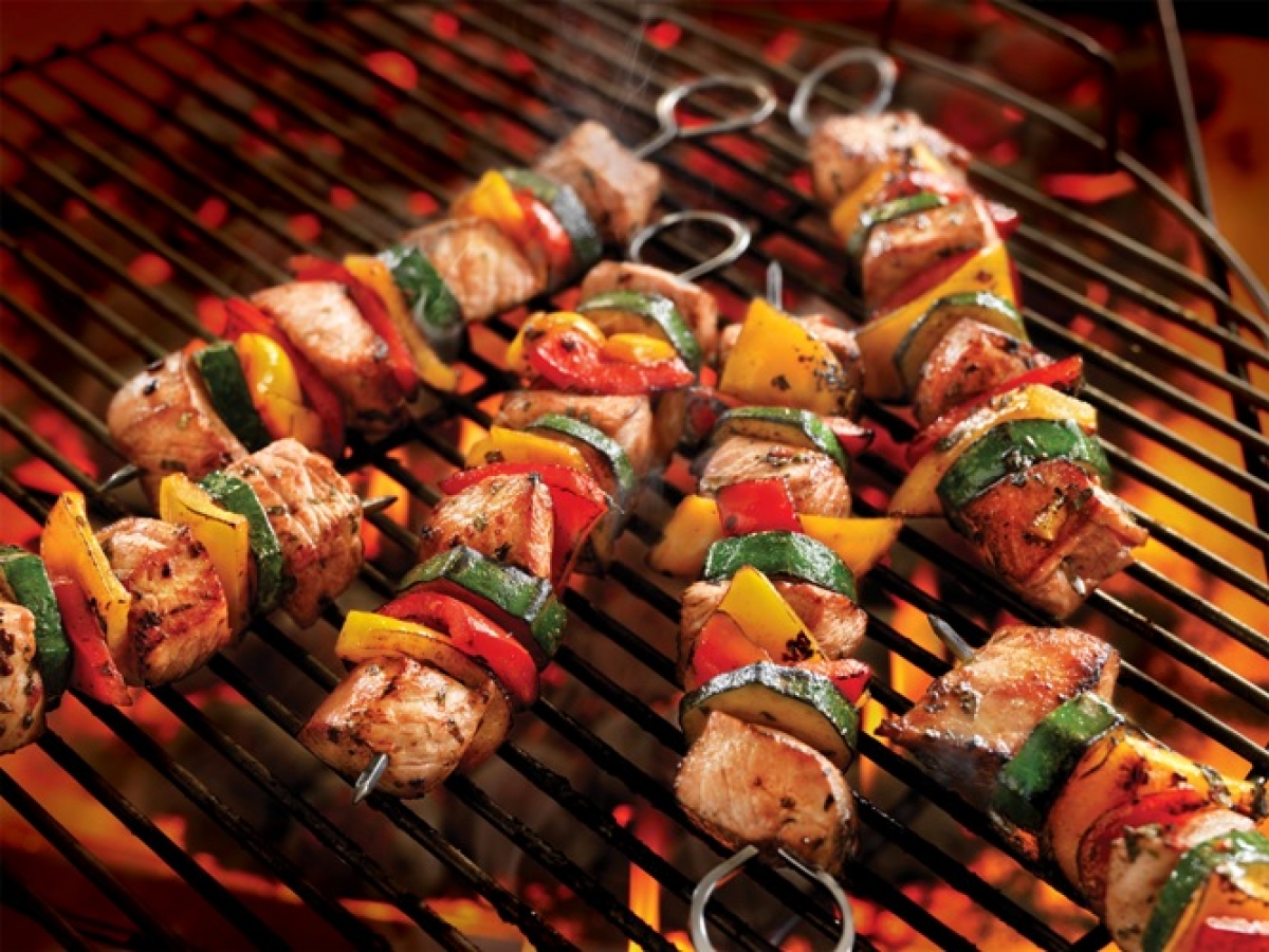 BBQ: &Epsilon;&tau;&omicron;&iota;&mu;ά&zeta;&omicron;&nu;&tau;&alpha;&sigmaf; &tau;&rho;&alpha;&pi;έ&zeta;&iota; &gamma;&iota;&alpha; &pi;&alpha;&iota;&delta;&iota;ά
