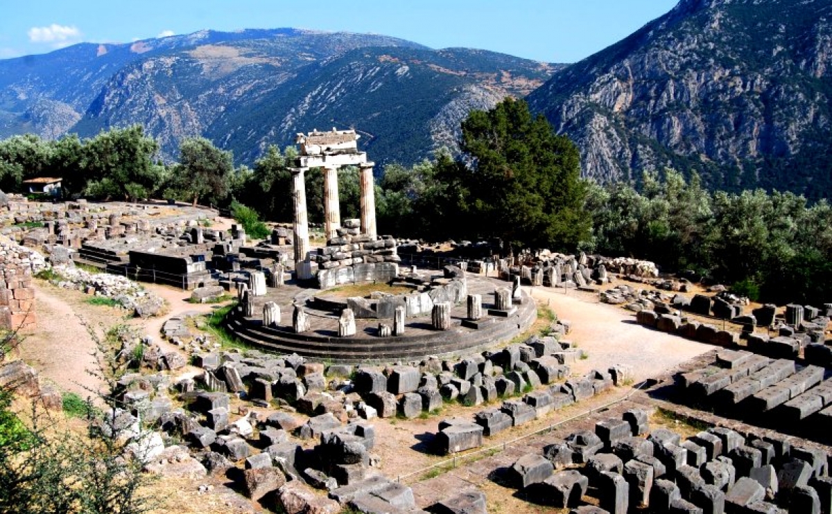 &Delta;&epsilon;&lambda;&phi;&omicron;ί, a cultural escape