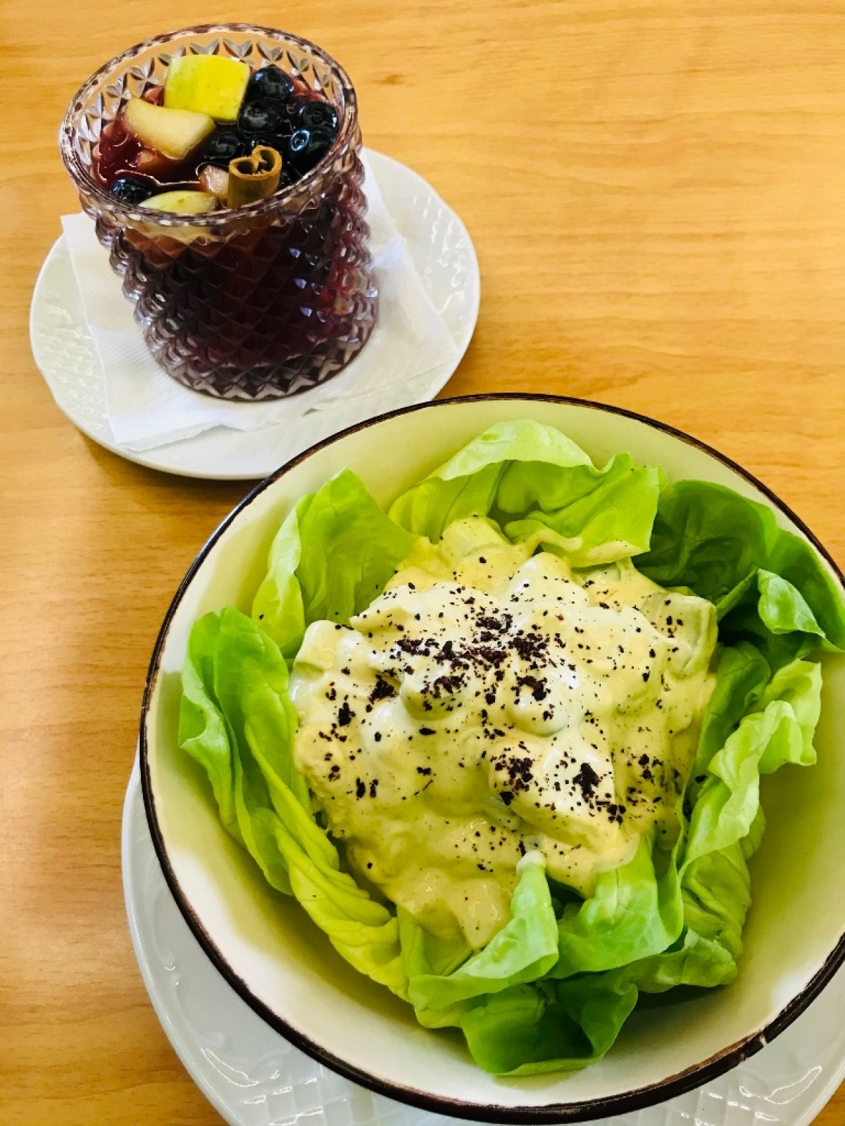 Sangria &amp; &Sigma;&alpha;&lambda;ά&tau;&alpha; &kappa;&omicron;&tau;ό&pi;&omicron;&upsilon;&lambda;&omicron; curry